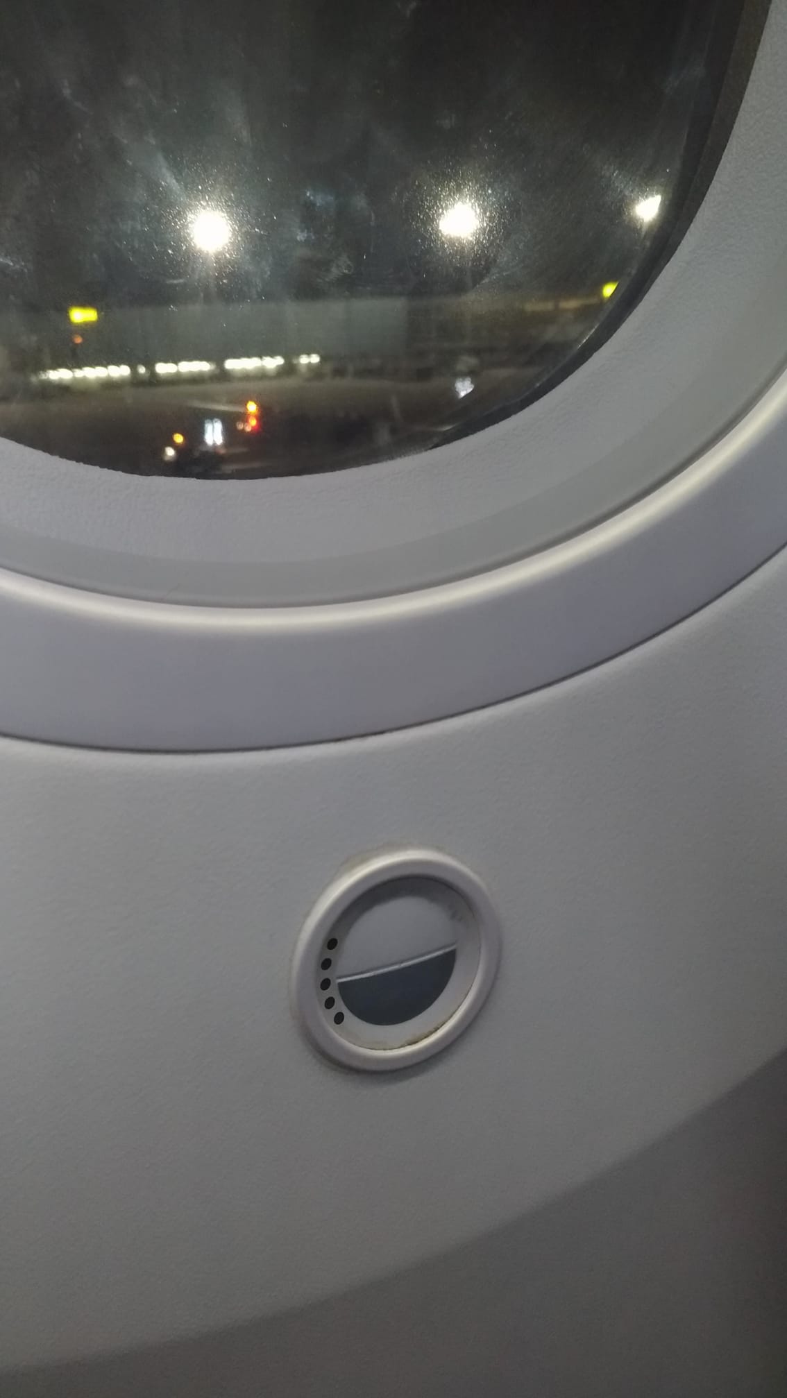 他見飛機窗下有「半圓按鈕」好神祕　網幫長知識：那是高科技功能