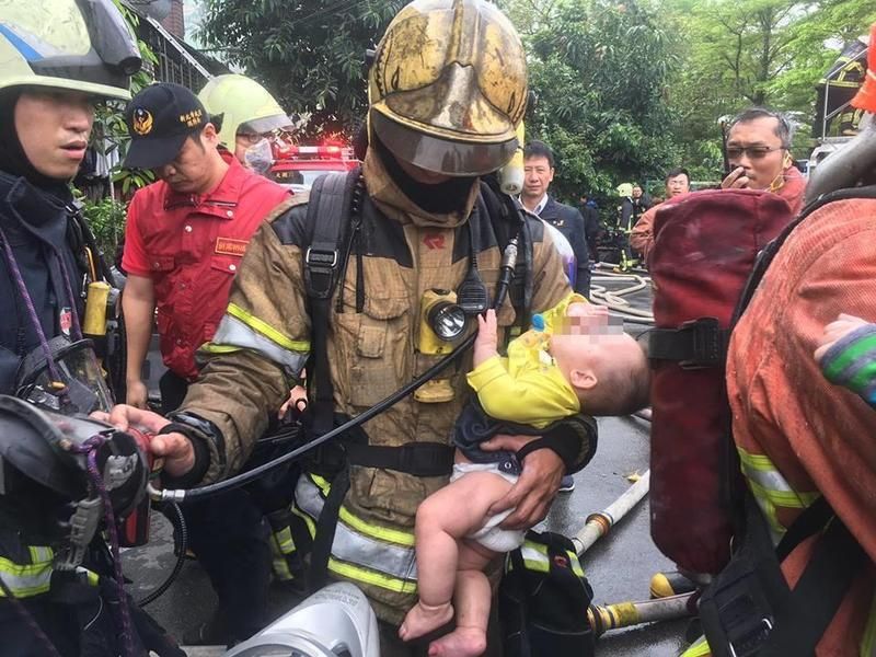 單手抱1歲嬰衝出火場！　帥警身影破萬人讚：髒頭盔是英雄榮耀的徽章