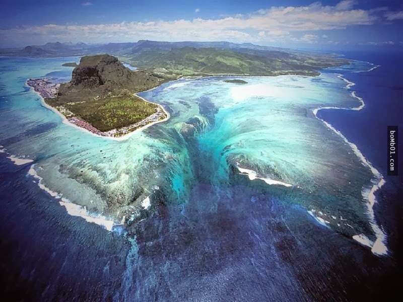 想不到模里西斯這個小島上竟然有如此誇張的海中瀑布，人間仙境般的世界奇觀讓人想立刻訂機票！