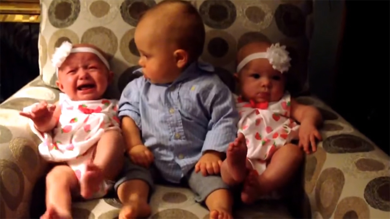 這個小寶寶人生第一次「驚見雙胞胎這種生物」，結果超直接露出驚嚇反應讓大家都無法忍笑！
