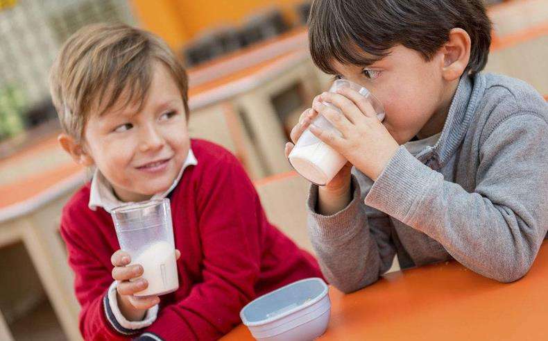 喝牛奶會烙賽的人才正常！　研究證實乳糖不耐症不是病　沒事的人其實是基因突變