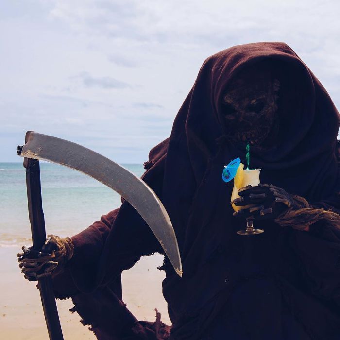 IG上死神「到海邊淘氣玩水」照片瘋傳，但網友看完才發現它的真實身份是…