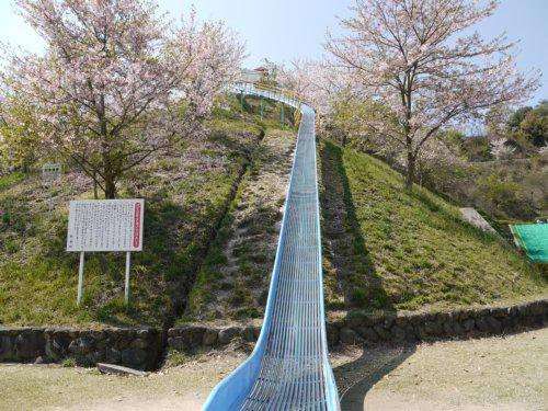 全日本最玩命！　70公尺溜滑梯光看就覺得很猛　落地瞬間「整個人會噴出去」