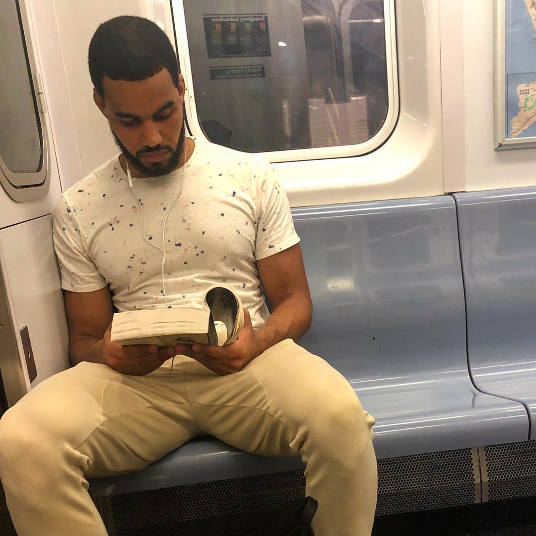 帥哥讀書太迷人！觀眾投稿「地鐵上閱讀的帥哥」　神帳號獲得130萬追蹤