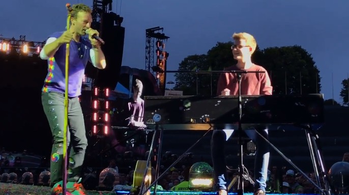 歌迷在Coldplay演唱會舉海報問「我可以幫你伴奏嗎」，下一秒主唱的反應讓全場7萬人Ｈigh翻了！