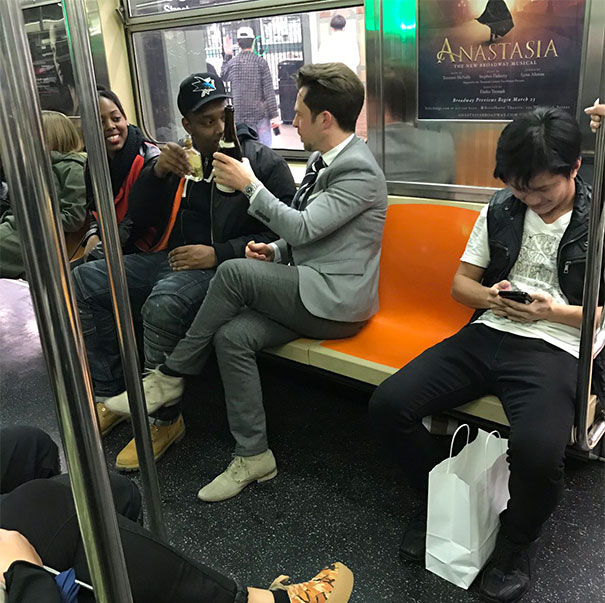 20個「乘客們在地鐵上目睹過最狂最驚奇」的人！