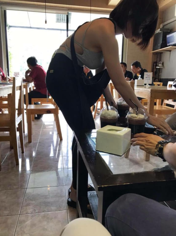 店裡都男的！泰國咖啡廳允許女服務生「自由穿衣」，結果她們的「爆乳制服」讓客人都無心喝咖啡了