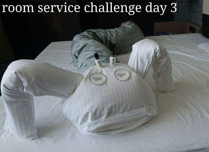 他住飯店悶得發慌於是決定發起「每日挑戰」，房務員噴笑到最後一天還差點激動落淚！