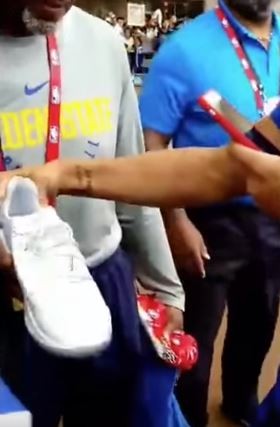 NBA球星發現中國球迷給他假鞋簽名，愣住一秒後的神反應讓大家都看見了他的氣度！