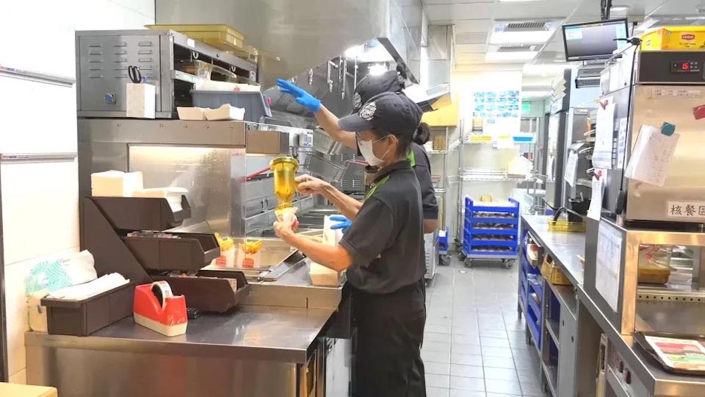 餐飲業大缺工！集團招「中高齡銀髮族」解決　72歲阿嬤也入職