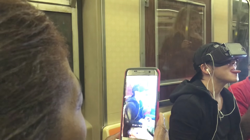 他故意在車廂裡戴上「耳機沒插好」的VR看A片，乘客發現後的反應讓他忍不住笑場！