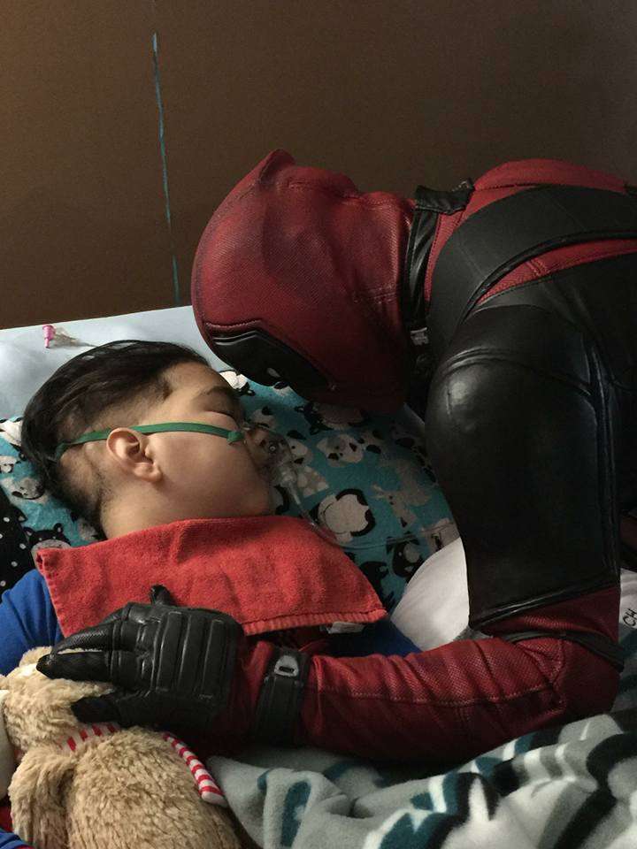 「死侍」Coser拜訪癌末病童幫他圓夢　反差暖舉證明「他在現實也是真英雄」