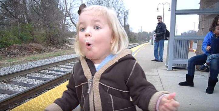 3歲小蘿莉迷戀火車　夢想成真的瞬間反應萌翻了