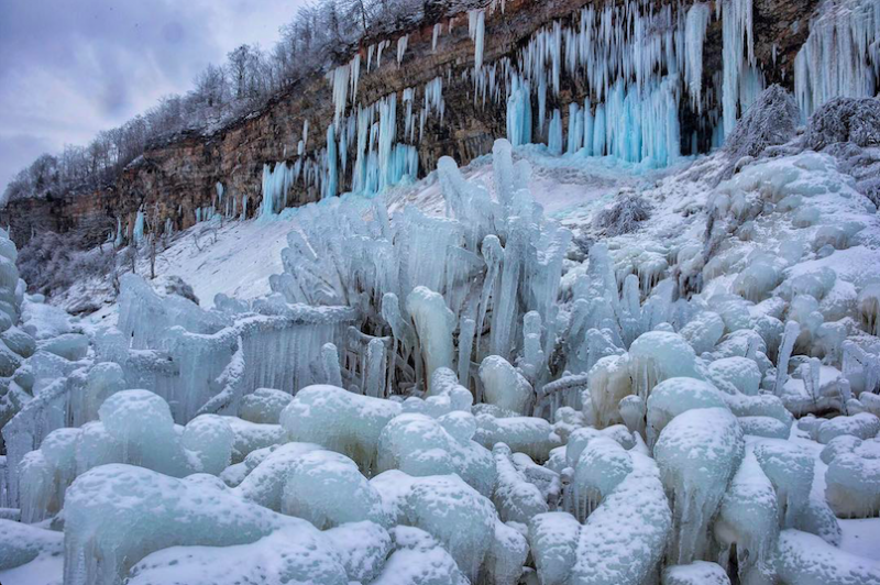 零下34度低溫把尼加拉大瀑布「冰封起來」　民眾都快凍死了也要朝聖打卡