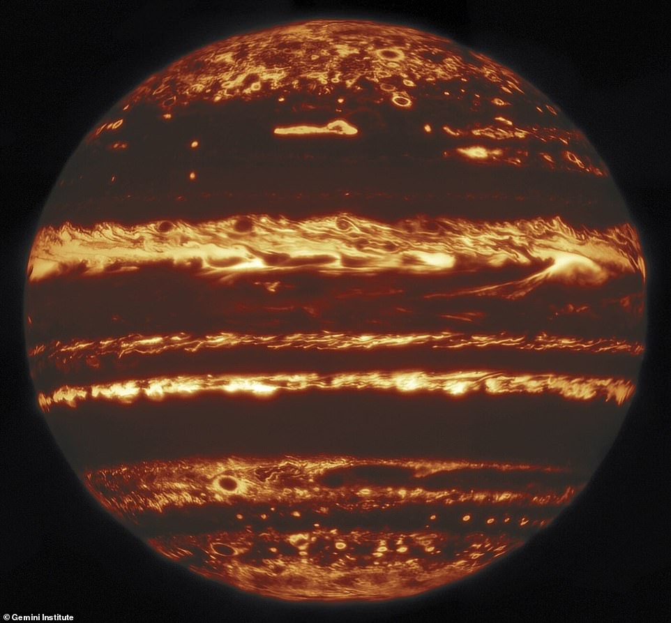 不一樣的木星！科學家首見「最清晰木星大氣圖像」　宛如宇宙的南瓜燈
