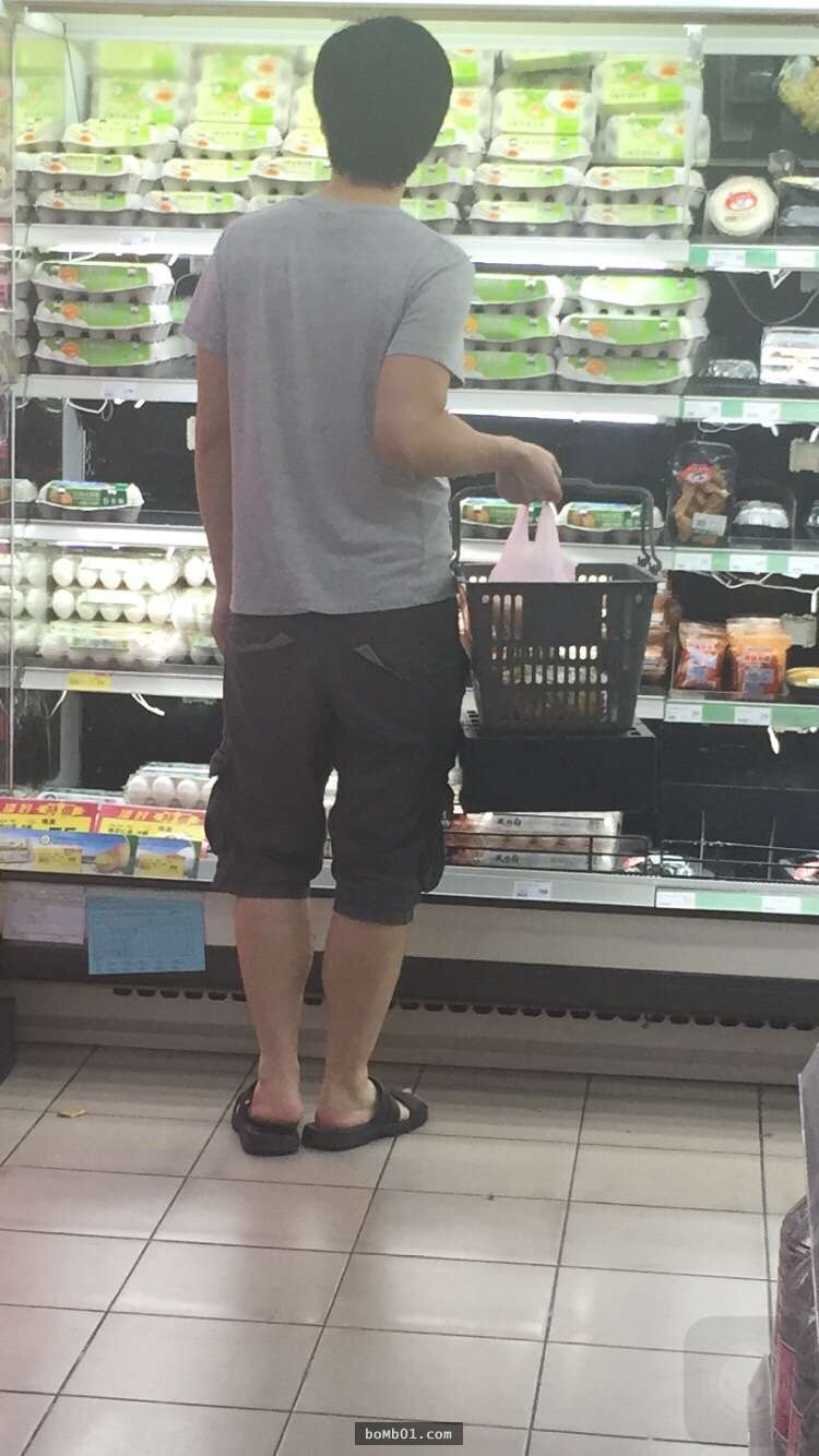 他在颱風天逛超市發現有位硬漢「買的東西不太一樣」，仔細一看後就憋笑憋到差點內傷啊！