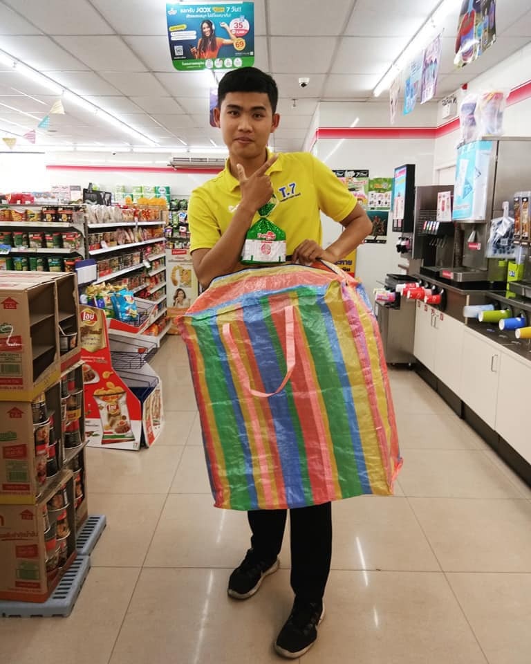 提水桶逛街？泰國「禁塑膠袋」起跑　人民超有創意「生活隨手就是購物袋」