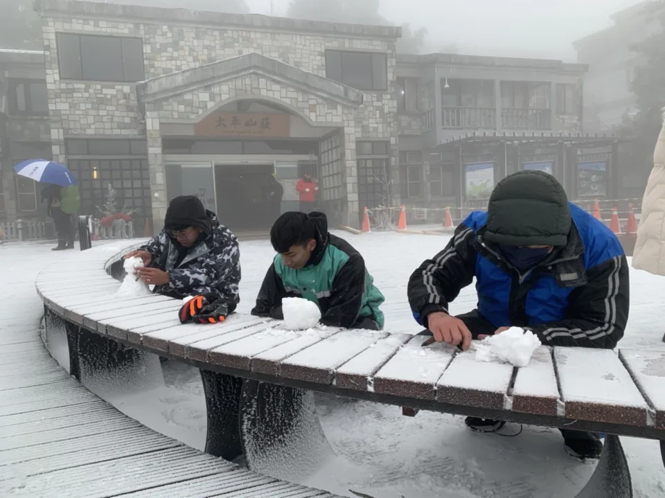 太平山、雪山下雪了！遊客徹夜勇守到-6℃　欣賞銀色世界嗨翻