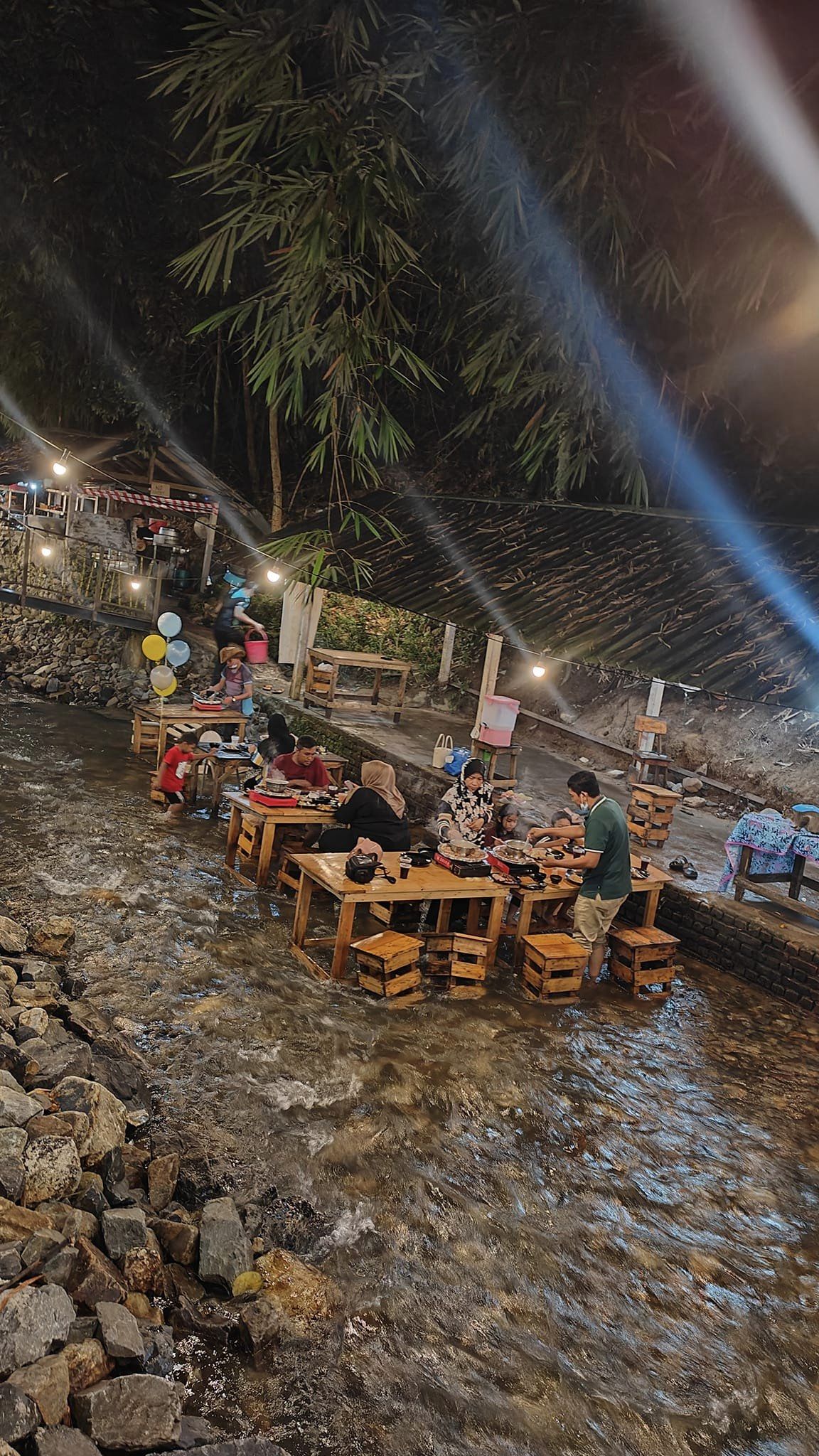 真正的水上餐廳！吉隆坡特色流水餐廳爆紅　在河中央烤肉太愜意