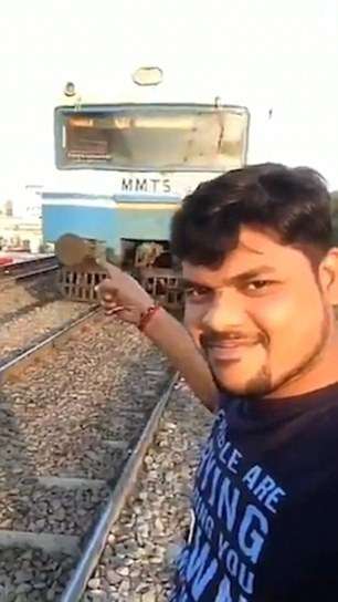 印度青年不要命在鐵道旁耍帥自拍　最後拍下的卻是「他被撞飛」的悲劇過程