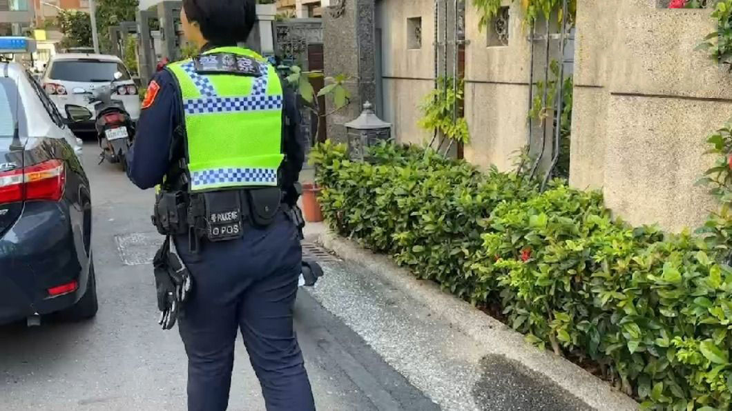 家門有紅線！台南阿伯整條噴黑　網傻眼：路是他家的？！