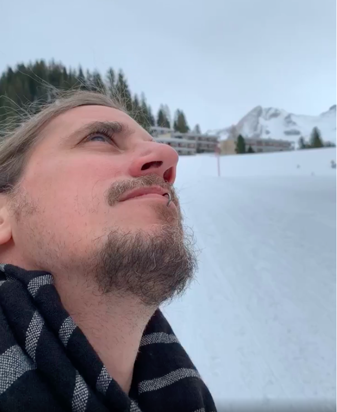 是我的臉欸！　男子在山上「發現自己的臉」：雪山輪廓和我側臉一模一樣！