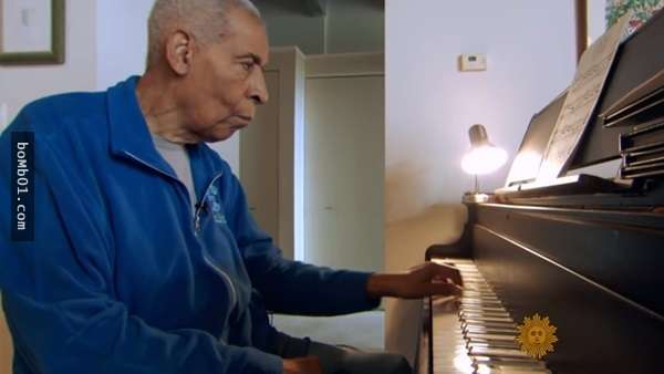 他的手「被父親打成殘廢」只好放棄成為鋼琴家的夢想，但70年後鄰居卻聽到琴聲傳出…才知道驚人真相！