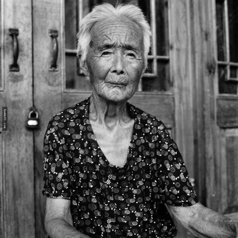 這19張照片見證了「纏足奶奶」的悲慘過去，但也證明了歷史所帶來的傷害卻帶不走她們的樂觀笑容。