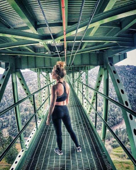這個女子「為了拍出可以吸讚的IG照片」爬上高橋禁區，結果下一秒她就GG了…