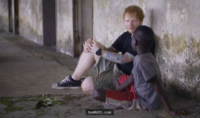 知名英國歌手在西非拍慈善片時發現「6名街童被毒打跟強暴」，他選擇折返做出這樣的舉動讓大家都流下熱淚！
