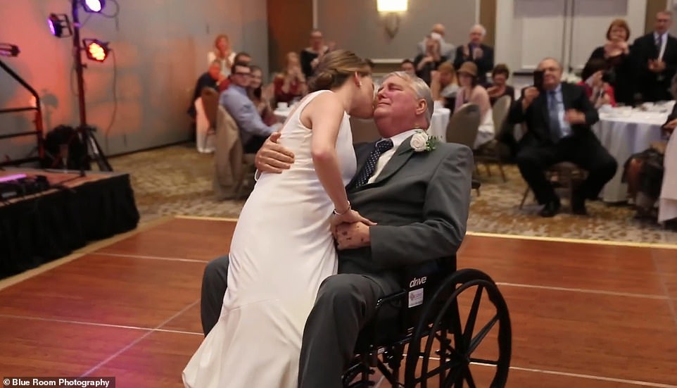 女兒在婚禮日堅持要跟「輪椅爸」共舞　洋蔥太大顆讓大家都濕了眼眶