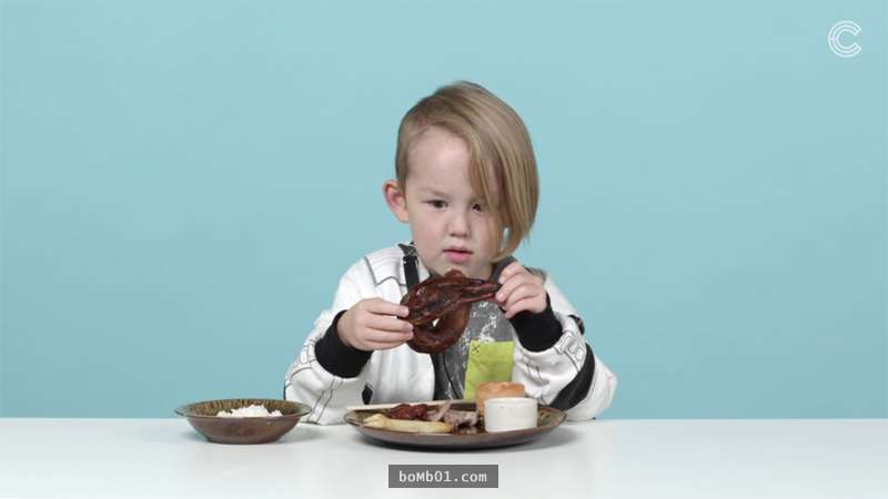 美國小孩第一次拿筷子就覺得快崩潰，接著再看到包子和肉粽…反應竟然是驚嚇？！