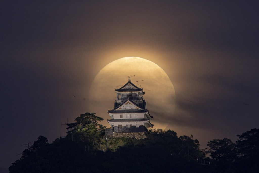 日本中秋出現「黑雲繞月」超唯美　網熱議：準備進Boss關？