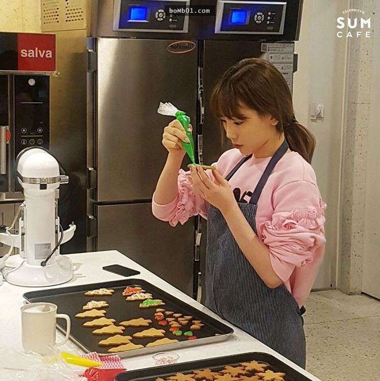 少女時代「太妍」做手工餅乾公益義賣，但最讓網友震驚的是她比化妝更美的凍齡素顏！