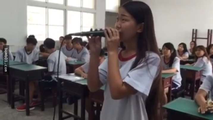 這位女學生在課堂上要演唱「林俊傑的歌」時本來還覺得太困難，但她一開口後…聽到完全出不來了！