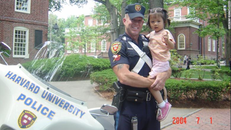 隔15年的再會！3歲女娃「羞合照哈佛警衛」　18歲圓夢考上「兩人再奇蹟同框」：又見面啦～