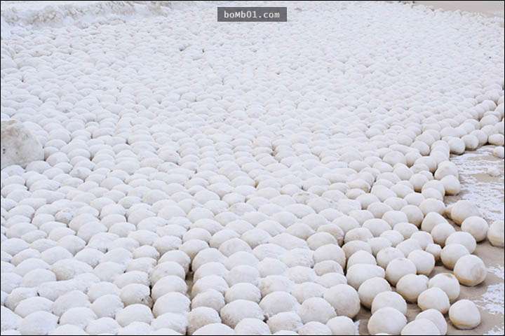 俄羅斯小鎮出現「滿地的雪球」時原以為是惡作劇，但真正成因卻讓人感到不可置信！