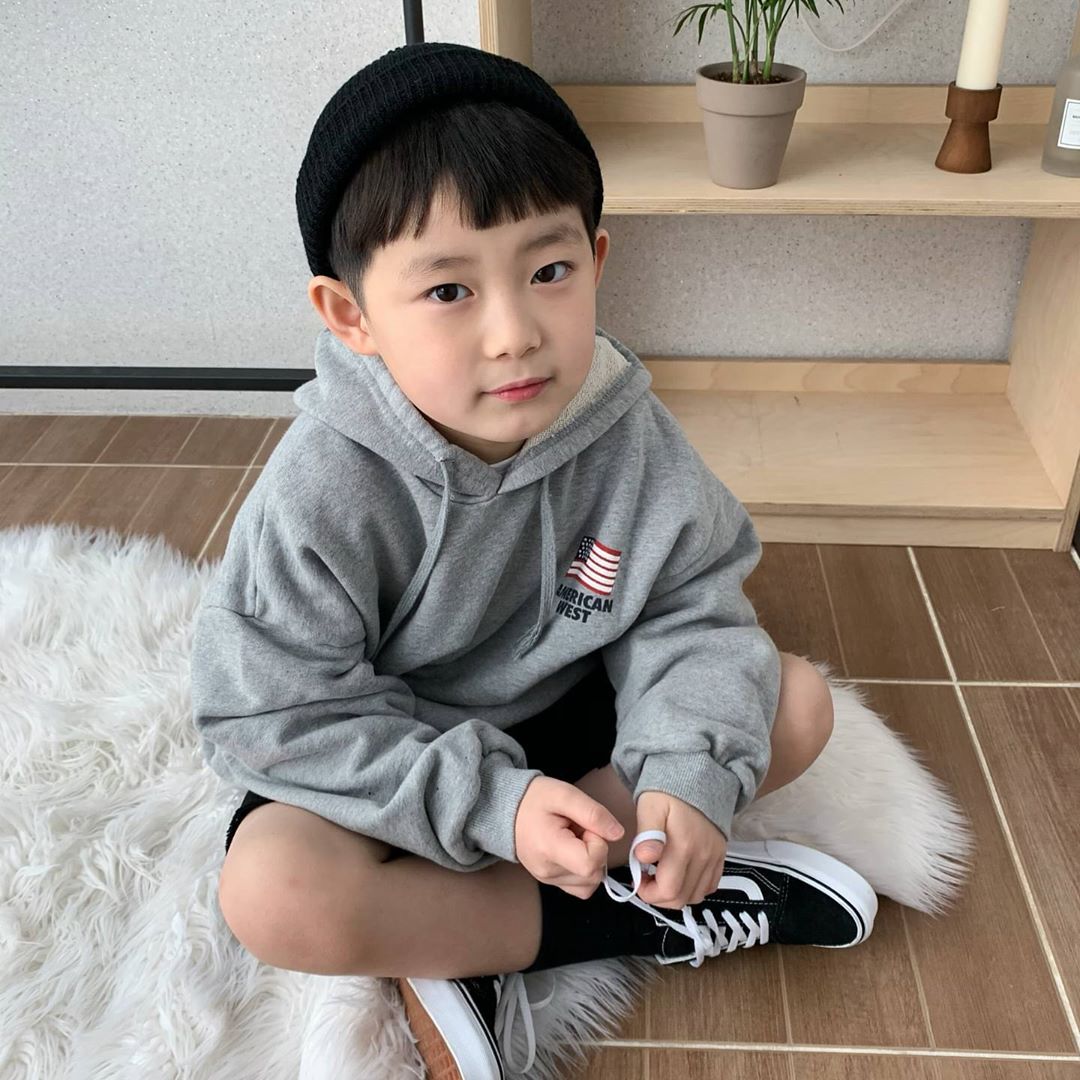這是天使吧♡ 韓國正太「顏值超標」萌暈姐粉 媽媽也超正「驚艷同框照」:基因太強大!
