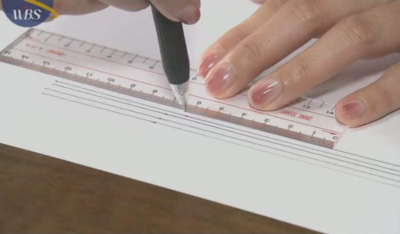 日本神發明「絕對畫出平行線的直尺」　就算用「一隻手」也能畫漂亮直線