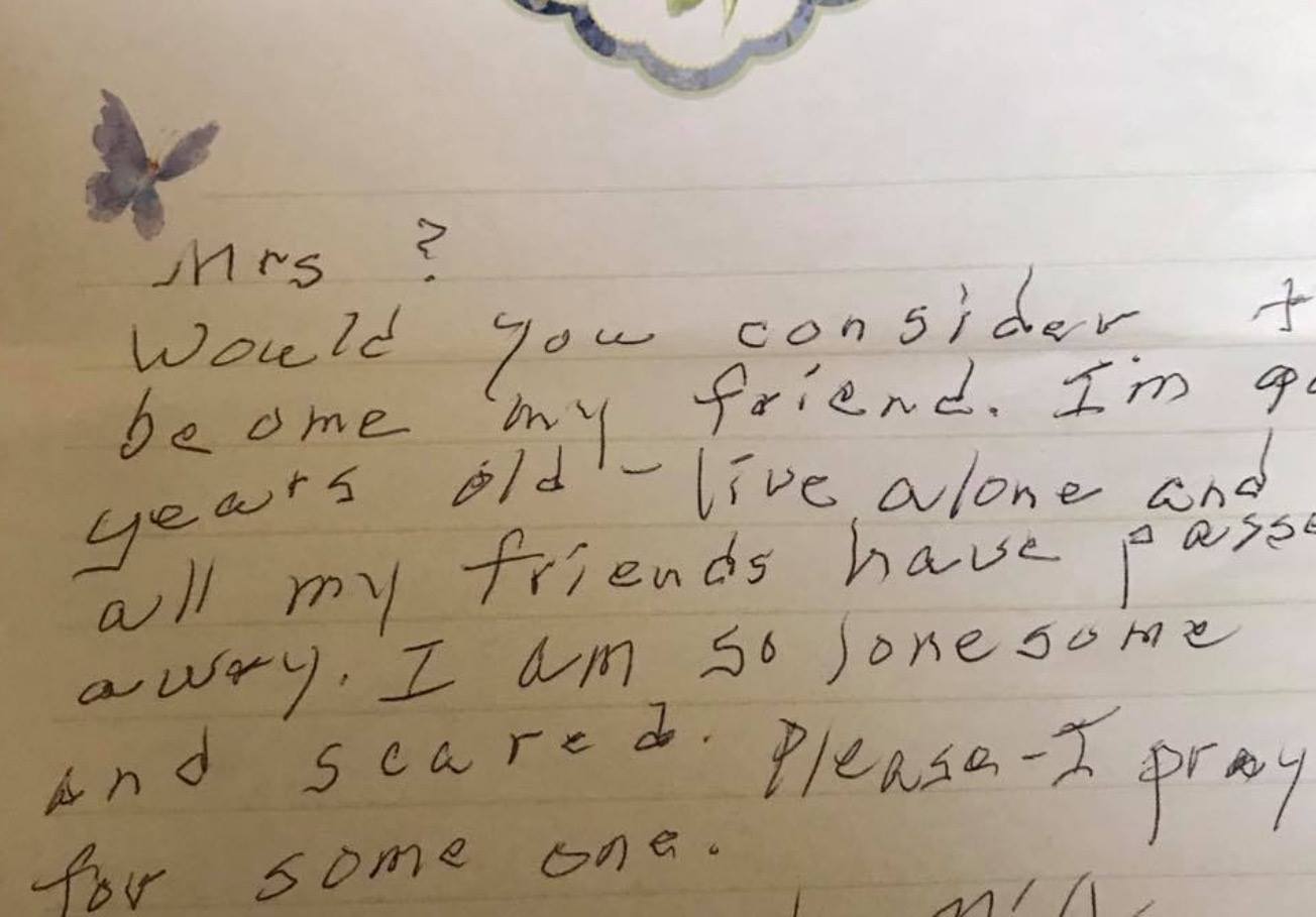 孤獨的90歲老奶奶在她門前留下字條問「可不可以當我朋友」，當晚她就決定這樣回應…