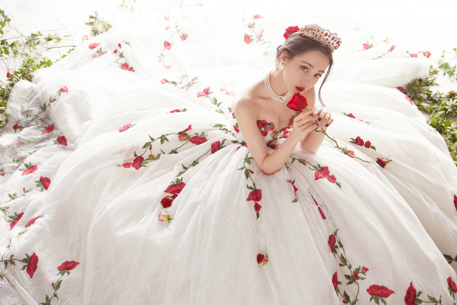 迪麗熱巴「玫瑰花禮服」絕色造型太驚豔　網友全戀愛：是玫瑰仙子♡