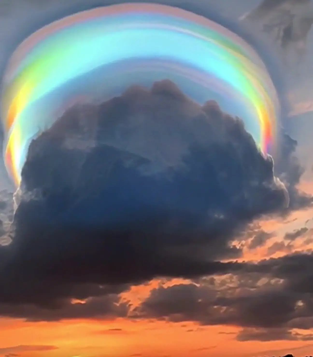 什麼現象？天空驚見超夢幻「七彩祥雲」光圈　網讚：環繞雲朵的神蹟