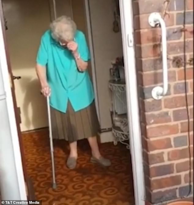100歲嬤生日...資源回收人員「驚喜上門慶生」　她站門口猛掉淚