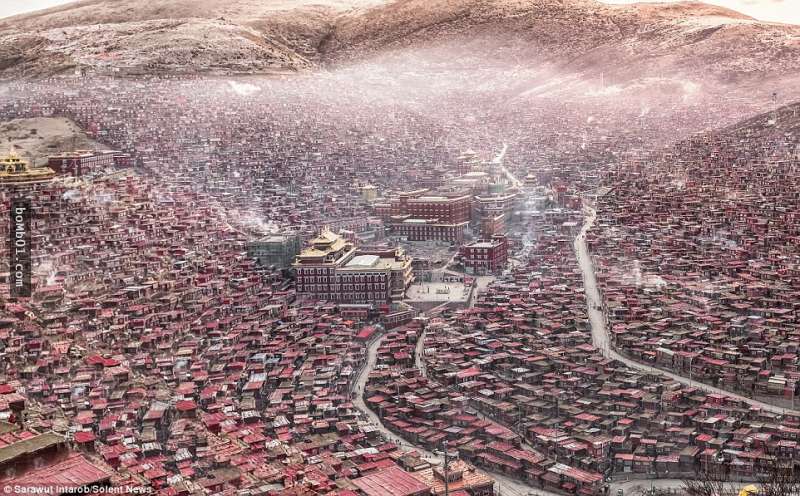 這就是全球最大藏傳佛學院在鏡頭下令人窒息一面，但中國政府卻表示「不聽話就全部消滅」！