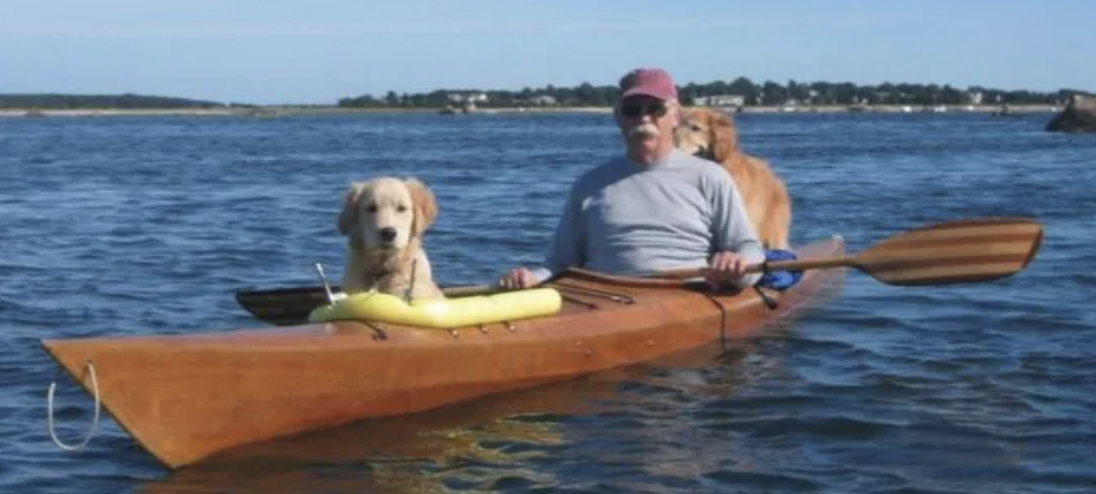 退休後的生活好不愜意～　爸改造「3人版獨木舟」載狗兒子：遊山玩水囉♡