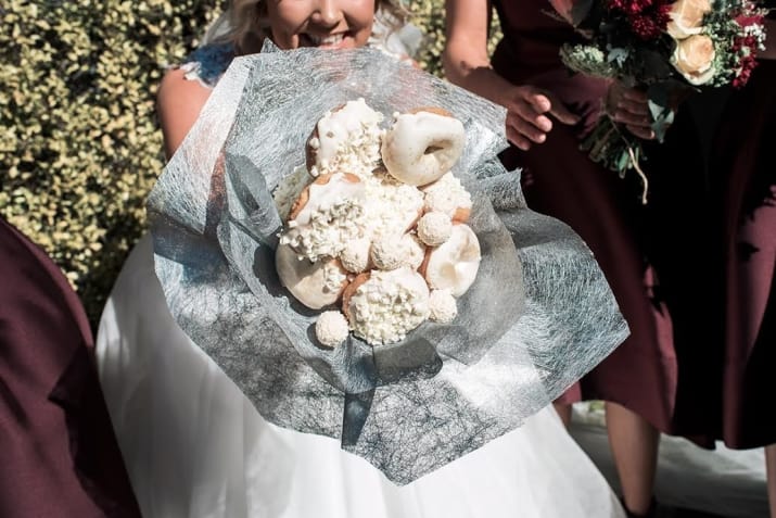 這個新娘一反傳統開心使用「甜甜圈花束」出場，賓客一看到就尖叫想衝上前吃掉！