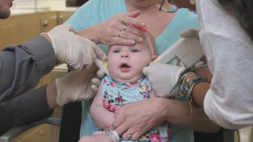 這個媽媽帶著4個月大的寶寶去穿耳洞，結果網友看了當時的影片都怒斥「根本是虐待兒童」！