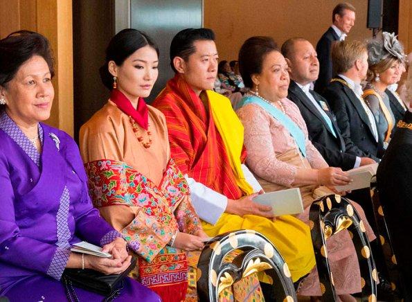 跟凱特王妃同框也不遜色！　29歲不丹皇后「民俗藍裙」現身日本天皇即位驚豔國際