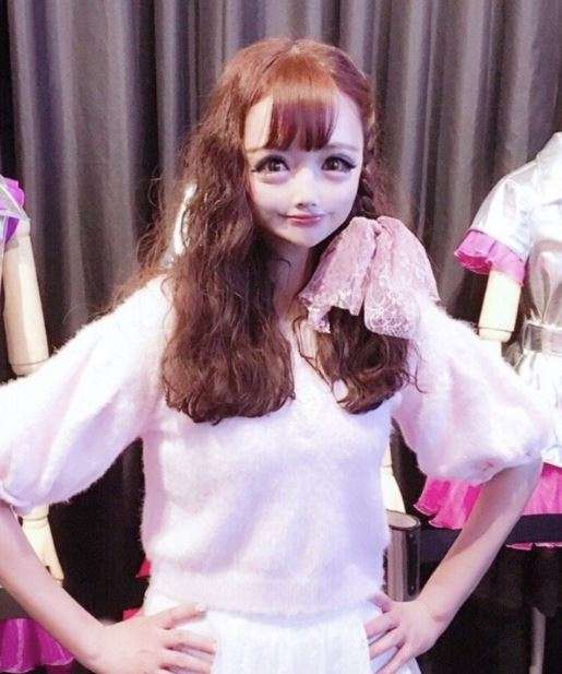 「二次元美少女」現身日本街頭嚇壞大家　本尊自豪「修圖臉」是真的：整了8次