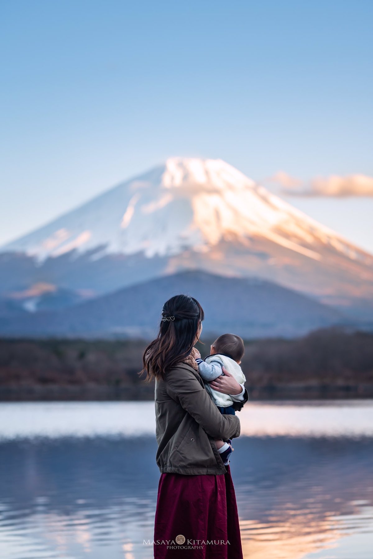 爸爸視角充滿愛！　媽咪抱北鼻遙望富士山「畫面太美太感人」